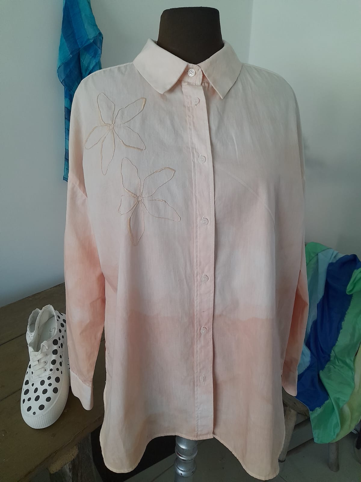 Ръчно багрена риза с бродерия