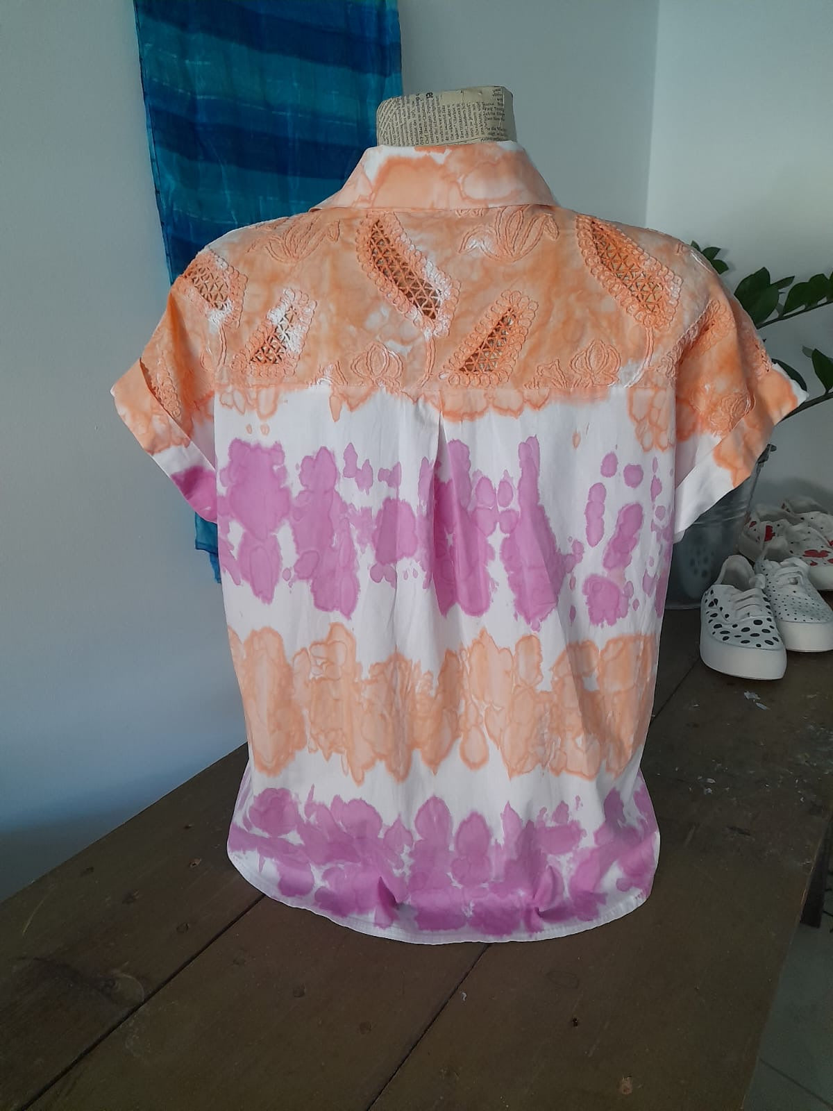 Ръчно багрена риза в оранжево и розово