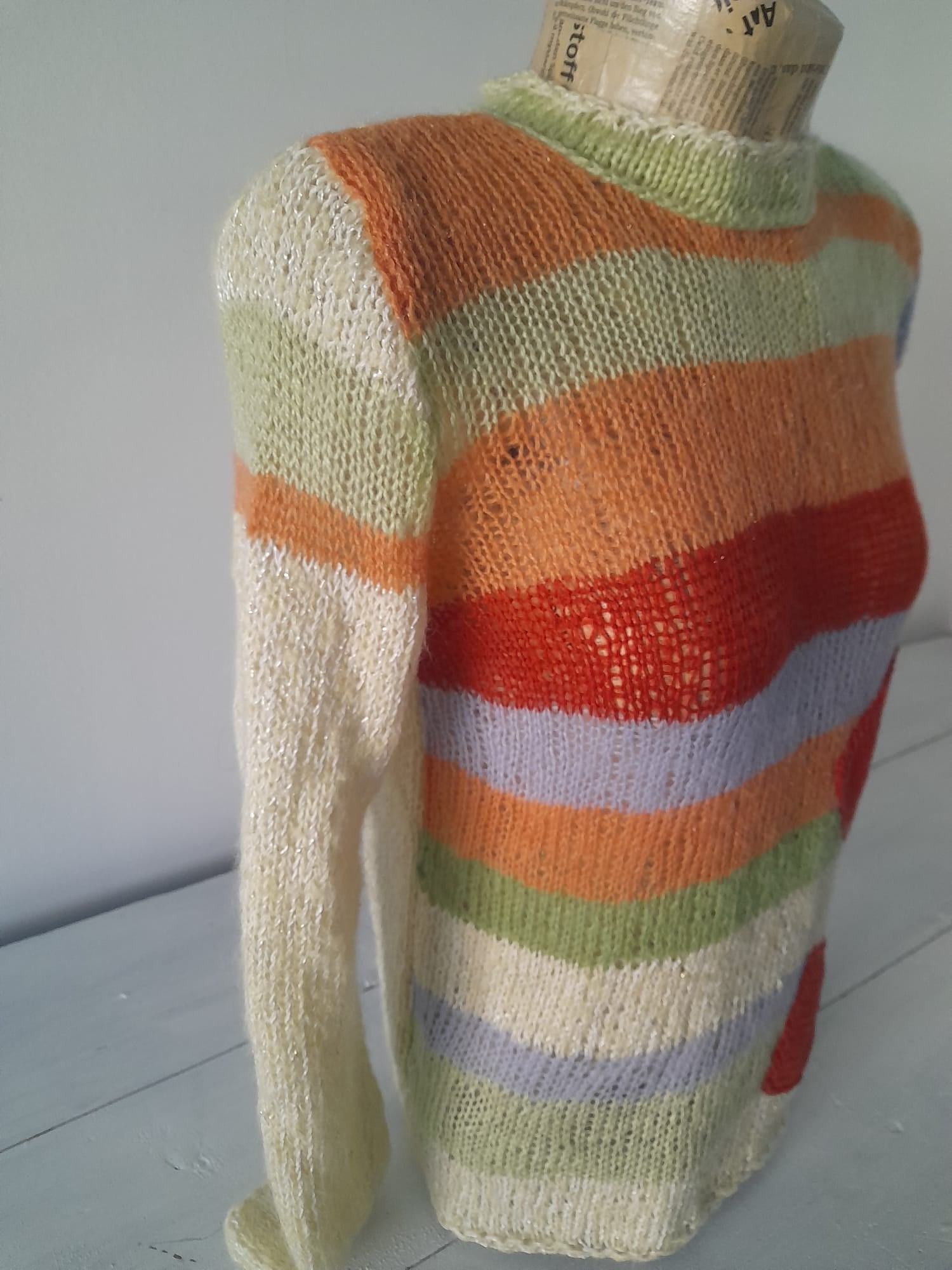 Ръчно плетен пуловер