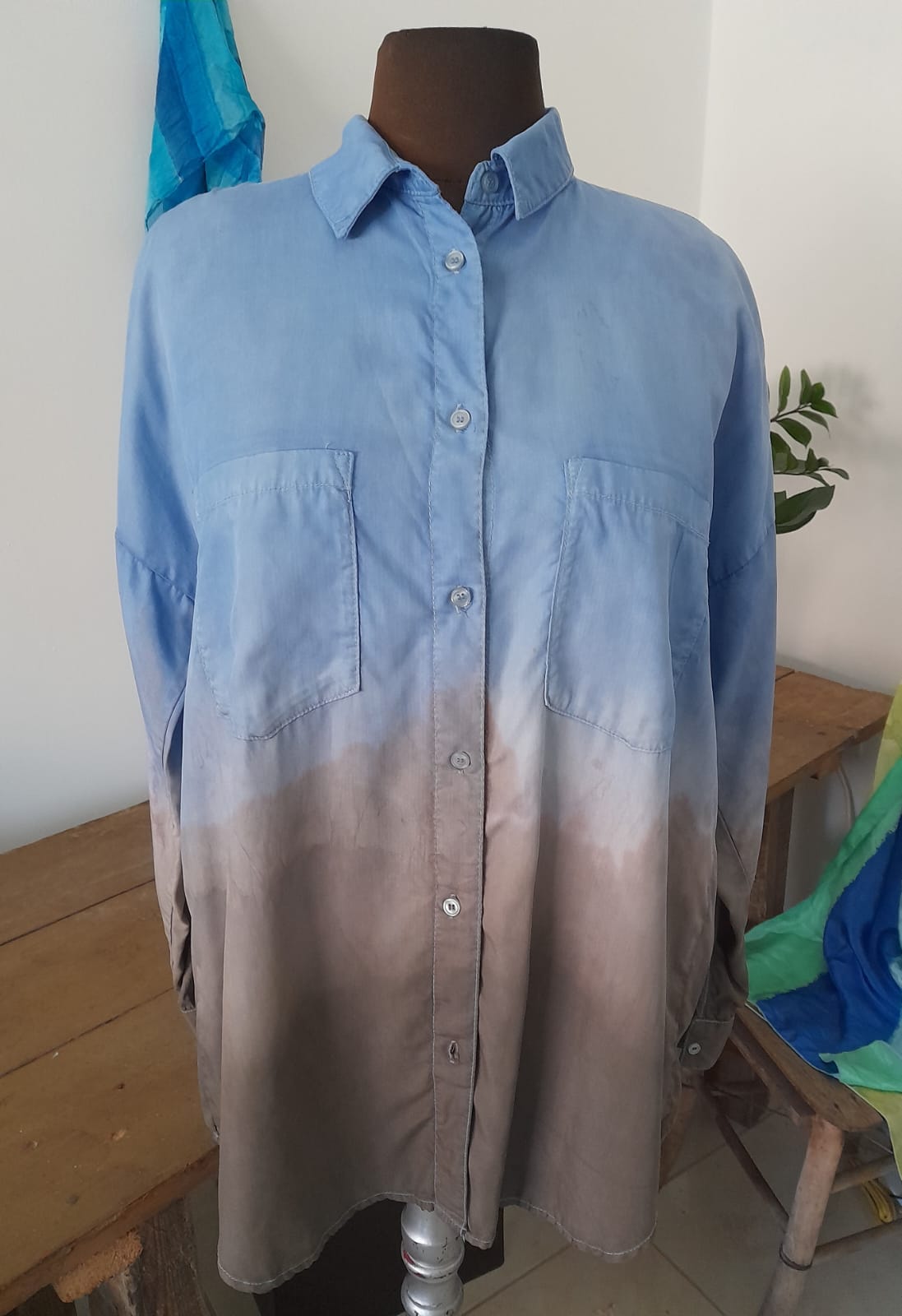 Ръчно багрена роза в синьо