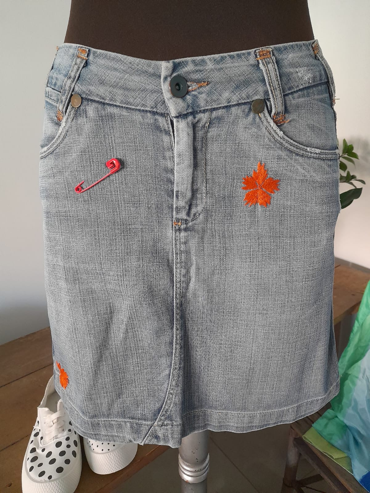 Деним пола с ръчна бродерия