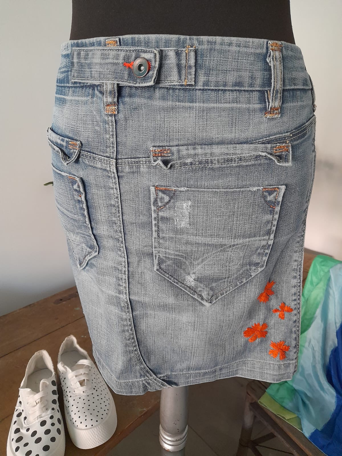 Деним пола с ръчна бродерия