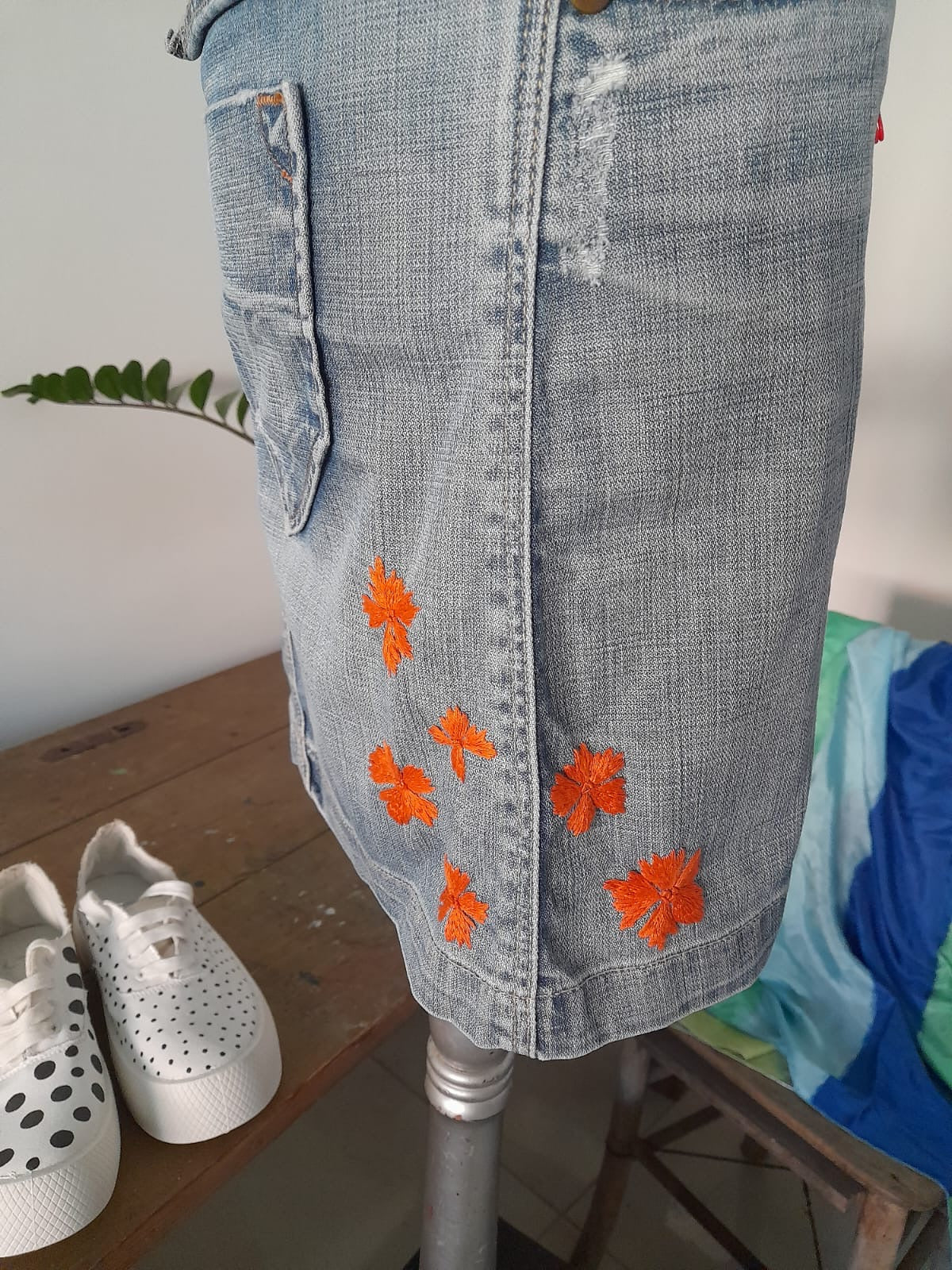 Деним пола с ръчна бродерия