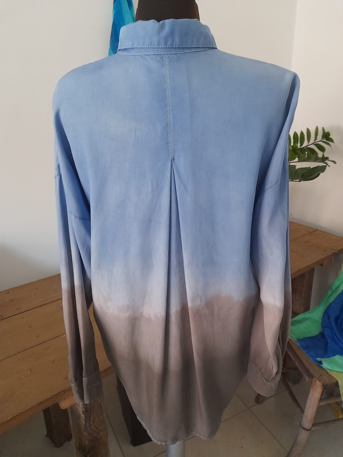 Ръчно багрена роза в синьо