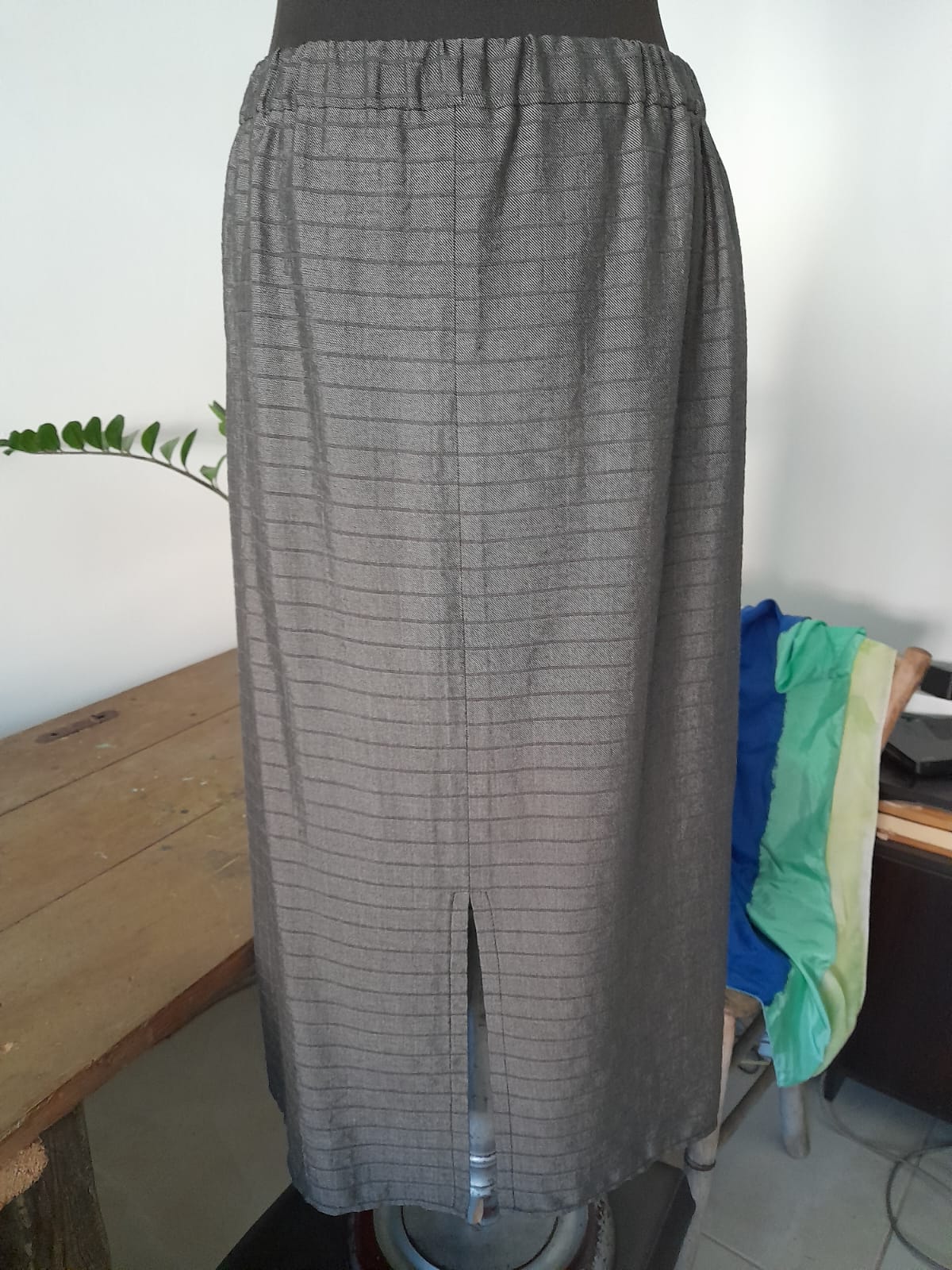 Ръчно бродирана пола с декорация